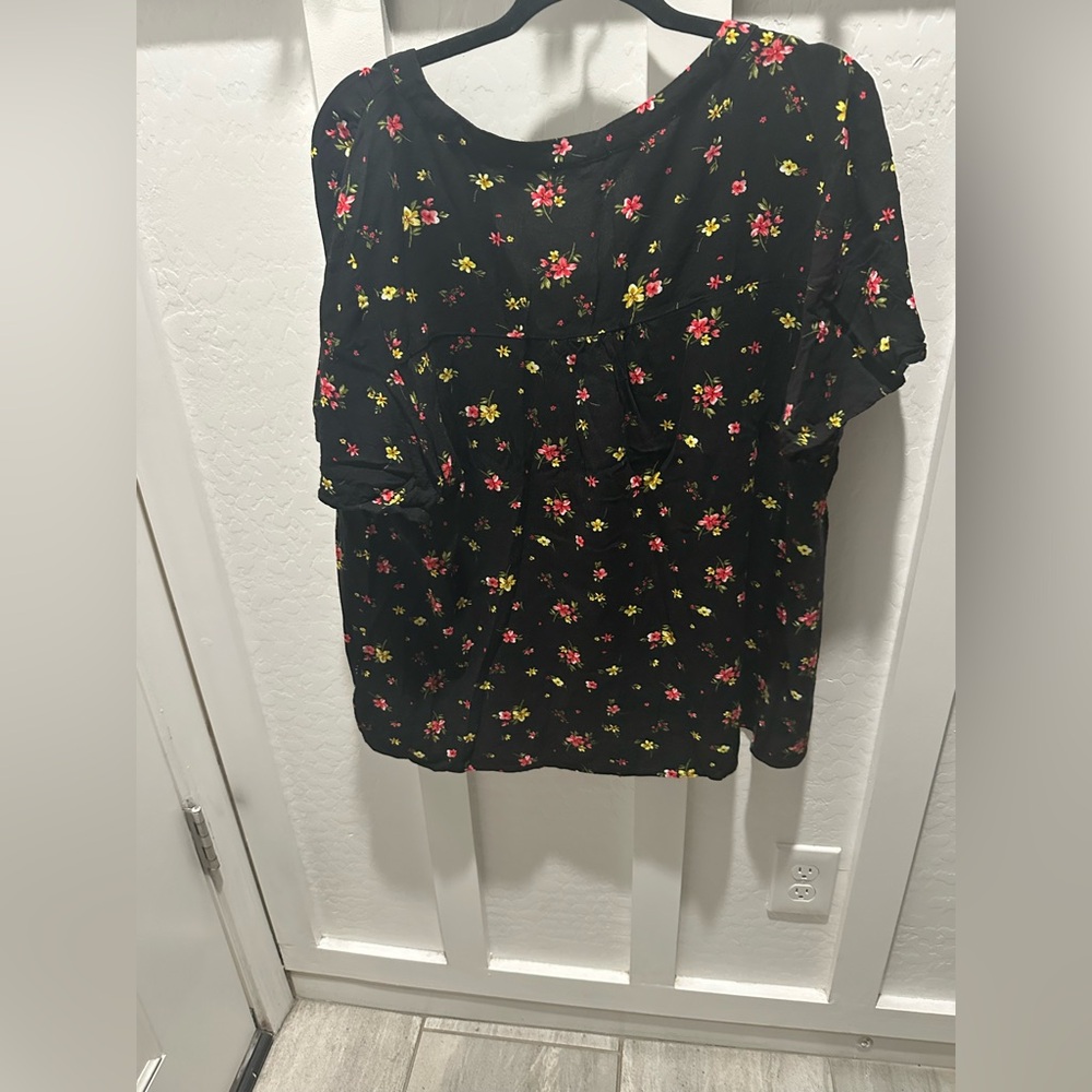 Floral‎ Black Women's Top - Picture 7 of 7